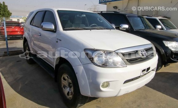 Acheter Import Voiture Toyota Fortuner Blanc à Import - Dubai, Iles Acheter Import Voiture Toyota Fortuner Blanc à Import - Dubai, Iles