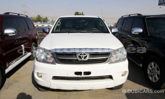 Acheter Import Voiture Toyota Fortuner Blanc à Import - Dubai, Iles Acheter Import Voiture Toyota Fortuner Blanc à Import - Dubai, Iles