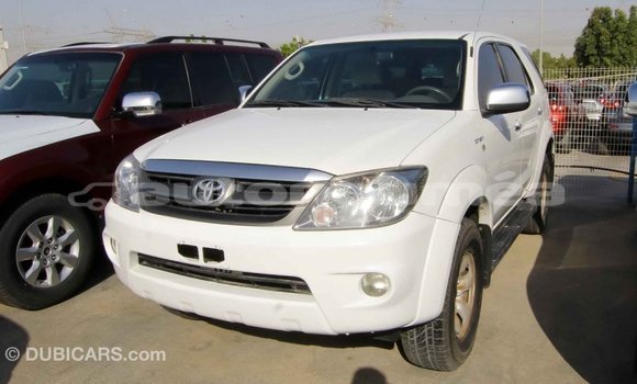 Acheter Import Voiture Toyota Fortuner Blanc à Import - Dubai, Iles Acheter Import Voiture Toyota Fortuner Blanc à Import - Dubai, Iles