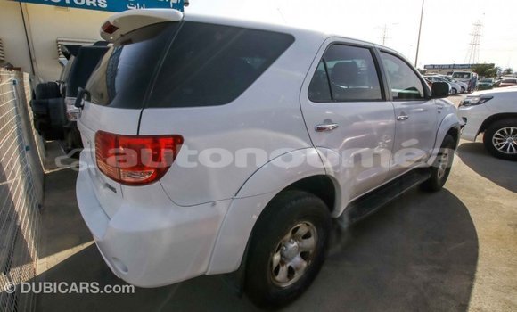 Acheter Import Voiture Toyota Fortuner Blanc à Import - Dubai, Iles Acheter Import Voiture Toyota Fortuner Blanc à Import - Dubai, Iles