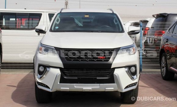 Acheter Import Voiture Toyota Fortuner Blanc à Import - Dubai, Iles Acheter Import Voiture Toyota Fortuner Blanc à Import - Dubai, Iles
