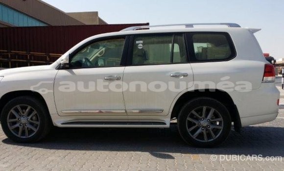 Acheter Import Voiture Toyota Land Cruiser Blanc à Import - Dubai, Iles Acheter Import Voiture Toyota Land Cruiser Blanc à Import - Dubai, Iles