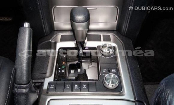 Acheter Import Voiture Toyota Land Cruiser Blanc à Import - Dubai, Iles Acheter Import Voiture Toyota Land Cruiser Blanc à Import - Dubai, Iles