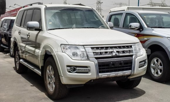 Acheter Import Voiture Mitsubishi Pajero Blanc à Import - Dubai, Iles Acheter Import Voiture Mitsubishi Pajero Blanc à Import - Dubai, Iles
