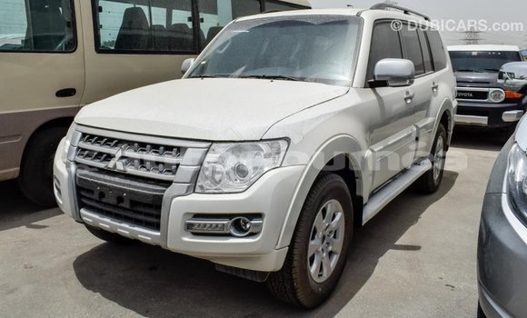 Acheter Import Voiture Mitsubishi Pajero Blanc à Import - Dubai, Iles Acheter Import Voiture Mitsubishi Pajero Blanc à Import - Dubai, Iles