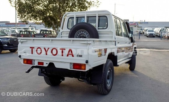 Acheter Import Voiture Toyota Land Cruiser Blanc à Import - Dubai, Iles Acheter Import Voiture Toyota Land Cruiser Blanc à Import - Dubai, Iles