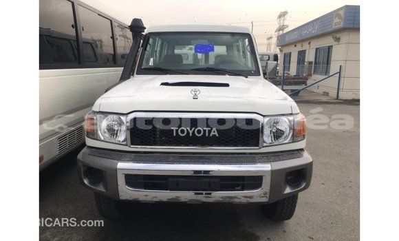 Acheter Import Voiture Toyota Land Cruiser Blanc à Import - Dubai, Iles Acheter Import Voiture Toyota Land Cruiser Blanc à Import - Dubai, Iles