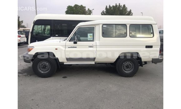 Acheter Import Voiture Toyota Land Cruiser Blanc à Import - Dubai, Iles Acheter Import Voiture Toyota Land Cruiser Blanc à Import - Dubai, Iles