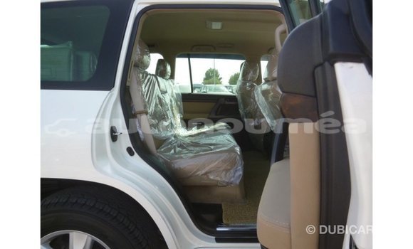 Acheter Import Voiture Toyota Land Cruiser Blanc à Import - Dubai, Iles Acheter Import Voiture Toyota Land Cruiser Blanc à Import - Dubai, Iles