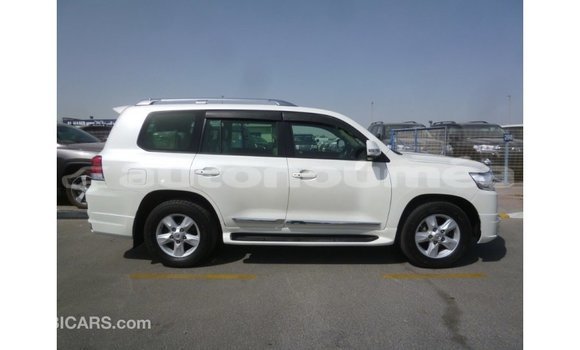 Acheter Import Voiture Toyota Land Cruiser Blanc à Import - Dubai, Iles Acheter Import Voiture Toyota Land Cruiser Blanc à Import - Dubai, Iles