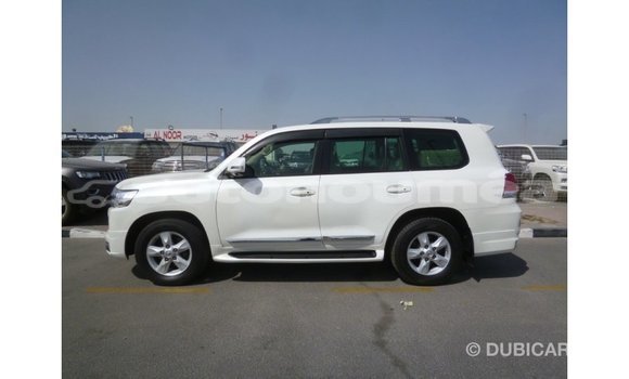 Acheter Import Voiture Toyota Land Cruiser Blanc à Import - Dubai, Iles Acheter Import Voiture Toyota Land Cruiser Blanc à Import - Dubai, Iles