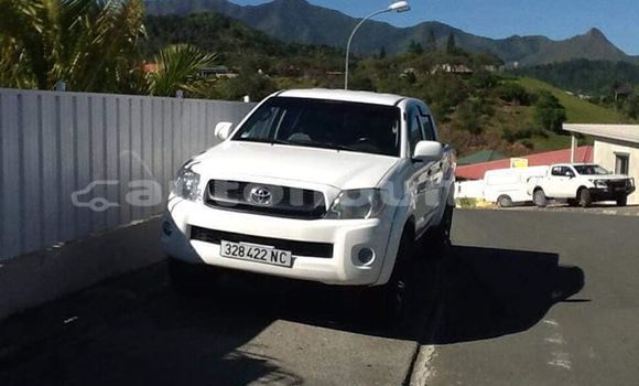 Buy Used Toyota Hilux White Car in Noumea in Sud Buy Used Toyota Hilux White Car in Noumea in Sud