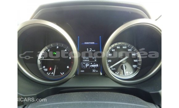 Acheter Import Voiture Toyota Prado Blanc à Import - Dubai, Iles Acheter Import Voiture Toyota Prado Blanc à Import - Dubai, Iles