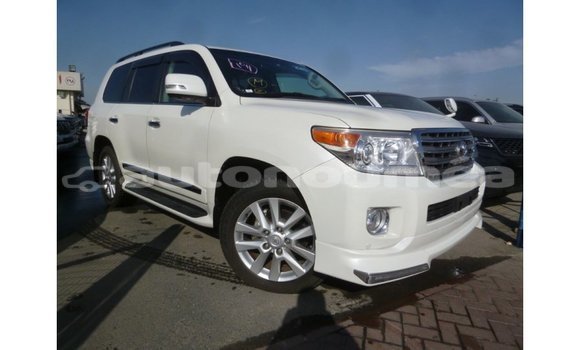 Acheter Import Voiture Toyota Land Cruiser Blanc à Import - Dubai, Iles Acheter Import Voiture Toyota Land Cruiser Blanc à Import - Dubai, Iles