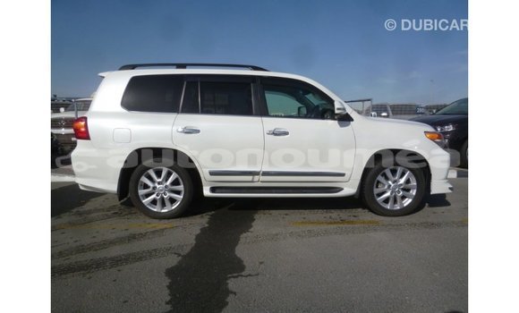 Acheter Import Voiture Toyota Land Cruiser Blanc à Import - Dubai, Iles Acheter Import Voiture Toyota Land Cruiser Blanc à Import - Dubai, Iles