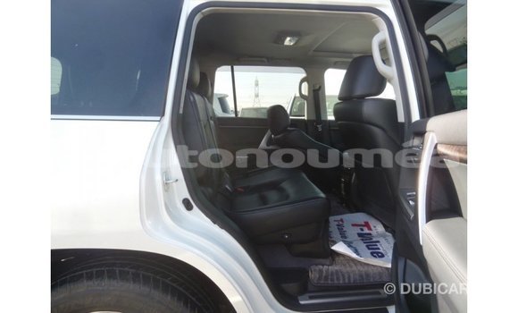 Acheter Import Voiture Toyota Land Cruiser Blanc à Import - Dubai, Iles Acheter Import Voiture Toyota Land Cruiser Blanc à Import - Dubai, Iles