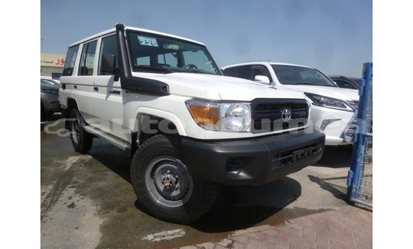 Acheter Import Voiture Toyota Land Cruiser Blanc à Import - Dubai, Iles Acheter Import Voiture Toyota Land Cruiser Blanc à Import - Dubai, Iles