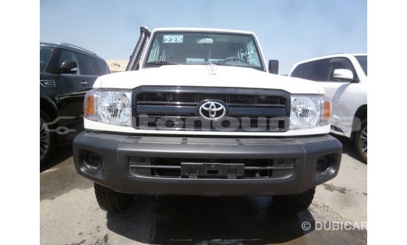 Acheter Import Voiture Toyota Land Cruiser Blanc à Import - Dubai, Iles Acheter Import Voiture Toyota Land Cruiser Blanc à Import - Dubai, Iles