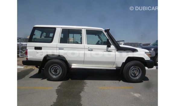 Acheter Import Voiture Toyota Land Cruiser Blanc à Import - Dubai, Iles Acheter Import Voiture Toyota Land Cruiser Blanc à Import - Dubai, Iles