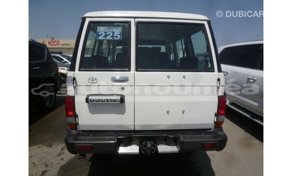 Acheter Import Voiture Toyota Land Cruiser Blanc à Import - Dubai, Iles Acheter Import Voiture Toyota Land Cruiser Blanc à Import - Dubai, Iles
