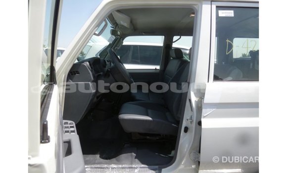 Acheter Import Voiture Toyota Land Cruiser Blanc à Import - Dubai, Iles Acheter Import Voiture Toyota Land Cruiser Blanc à Import - Dubai, Iles