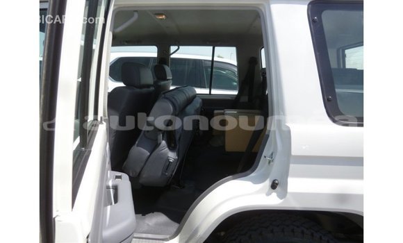 Acheter Import Voiture Toyota Land Cruiser Blanc à Import - Dubai, Iles Acheter Import Voiture Toyota Land Cruiser Blanc à Import - Dubai, Iles