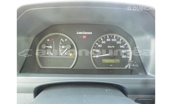 Acheter Import Voiture Toyota Land Cruiser Blanc à Import - Dubai, Iles Acheter Import Voiture Toyota Land Cruiser Blanc à Import - Dubai, Iles