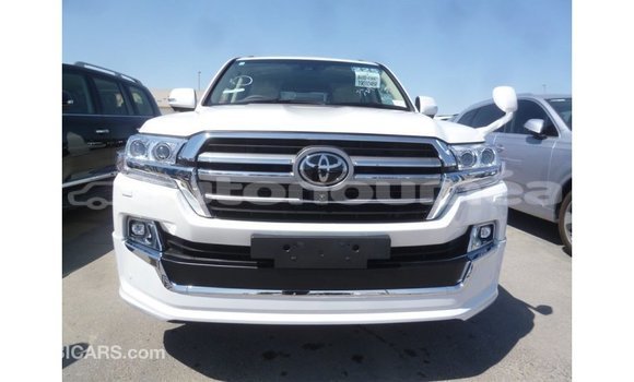 Acheter Import Voiture Toyota Land Cruiser Blanc à Import - Dubai, Iles Acheter Import Voiture Toyota Land Cruiser Blanc à Import - Dubai, Iles