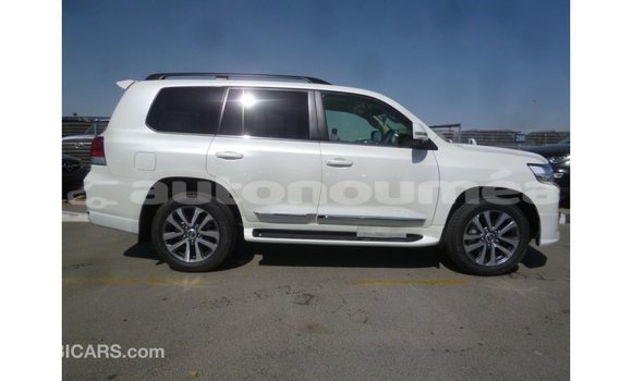 Acheter Import Voiture Toyota Land Cruiser Blanc à Import - Dubai, Iles Acheter Import Voiture Toyota Land Cruiser Blanc à Import - Dubai, Iles