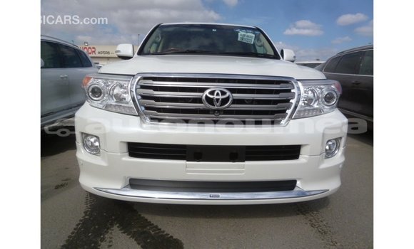 Acheter Import Voiture Toyota Land Cruiser Blanc à Import - Dubai, Iles Acheter Import Voiture Toyota Land Cruiser Blanc à Import - Dubai, Iles