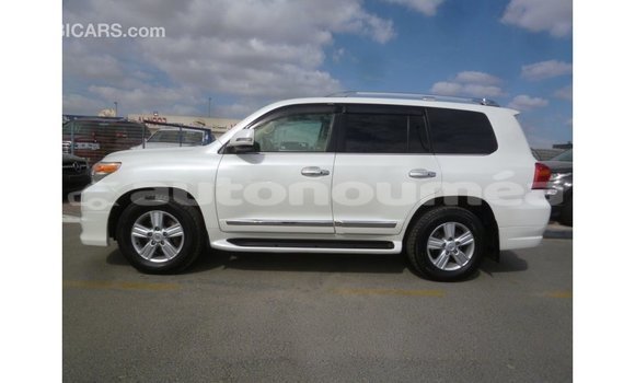 Acheter Import Voiture Toyota Land Cruiser Blanc à Import - Dubai, Iles Acheter Import Voiture Toyota Land Cruiser Blanc à Import - Dubai, Iles