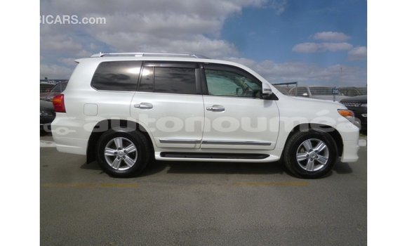 Acheter Import Voiture Toyota Land Cruiser Blanc à Import - Dubai, Iles Acheter Import Voiture Toyota Land Cruiser Blanc à Import - Dubai, Iles