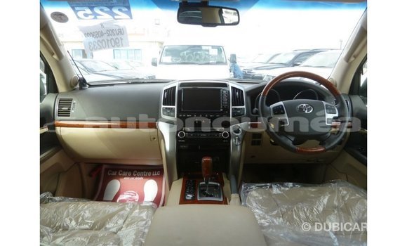 Acheter Import Voiture Toyota Land Cruiser Blanc à Import - Dubai, Iles Acheter Import Voiture Toyota Land Cruiser Blanc à Import - Dubai, Iles