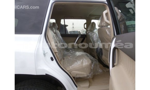 Acheter Import Voiture Toyota Prado Blanc à Import - Dubai, Iles Acheter Import Voiture Toyota Prado Blanc à Import - Dubai, Iles