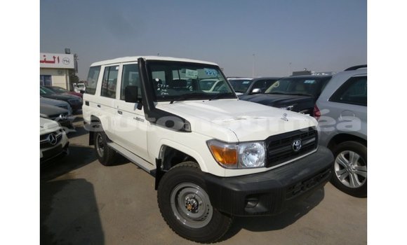 Acheter Import Voiture Toyota Land Cruiser Blanc à Import - Dubai, Iles Acheter Import Voiture Toyota Land Cruiser Blanc à Import - Dubai, Iles