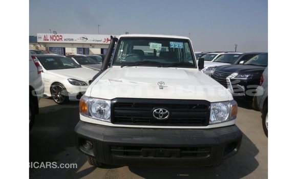 Acheter Import Voiture Toyota Land Cruiser Blanc à Import - Dubai, Iles Acheter Import Voiture Toyota Land Cruiser Blanc à Import - Dubai, Iles