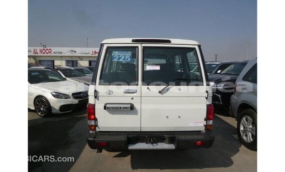Acheter Import Voiture Toyota Land Cruiser Blanc à Import - Dubai, Iles Acheter Import Voiture Toyota Land Cruiser Blanc à Import - Dubai, Iles