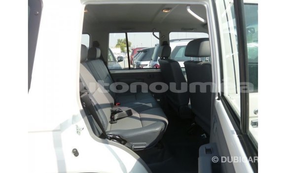 Acheter Import Voiture Toyota Land Cruiser Blanc à Import - Dubai, Iles Acheter Import Voiture Toyota Land Cruiser Blanc à Import - Dubai, Iles