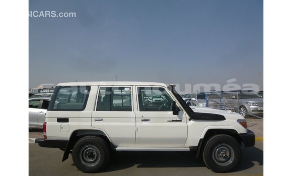 Acheter Import Voiture Toyota Land Cruiser Blanc à Import - Dubai, Iles Acheter Import Voiture Toyota Land Cruiser Blanc à Import - Dubai, Iles
