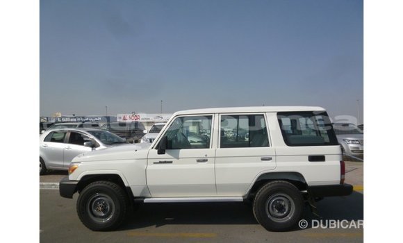 Acheter Import Voiture Toyota Land Cruiser Blanc à Import - Dubai, Iles Acheter Import Voiture Toyota Land Cruiser Blanc à Import - Dubai, Iles