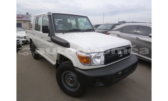 Acheter Import Voiture Toyota Land Cruiser Blanc à Import - Dubai, Iles Acheter Import Voiture Toyota Land Cruiser Blanc à Import - Dubai, Iles