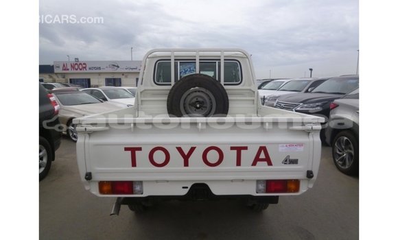 Acheter Import Voiture Toyota Land Cruiser Blanc à Import - Dubai, Iles Acheter Import Voiture Toyota Land Cruiser Blanc à Import - Dubai, Iles