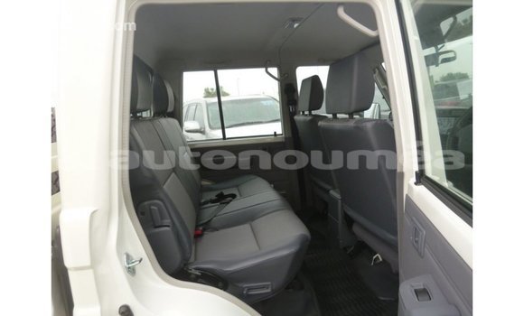 Acheter Import Voiture Toyota Land Cruiser Blanc à Import - Dubai, Iles Acheter Import Voiture Toyota Land Cruiser Blanc à Import - Dubai, Iles