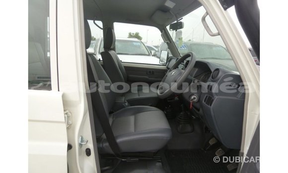 Acheter Import Voiture Toyota Land Cruiser Blanc à Import - Dubai, Iles Acheter Import Voiture Toyota Land Cruiser Blanc à Import - Dubai, Iles