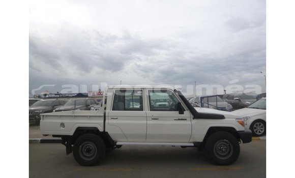 Acheter Import Voiture Toyota Land Cruiser Blanc à Import - Dubai, Iles Acheter Import Voiture Toyota Land Cruiser Blanc à Import - Dubai, Iles