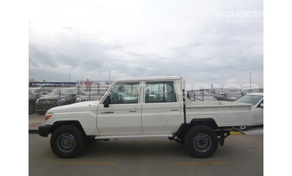 Acheter Import Voiture Toyota Land Cruiser Blanc à Import - Dubai, Iles Acheter Import Voiture Toyota Land Cruiser Blanc à Import - Dubai, Iles