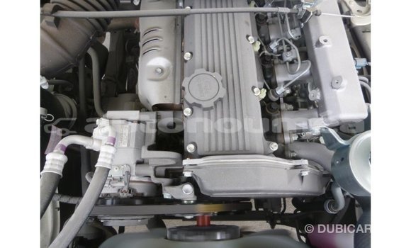 Acheter Import Voiture Toyota Land Cruiser Blanc à Import - Dubai, Iles Acheter Import Voiture Toyota Land Cruiser Blanc à Import - Dubai, Iles