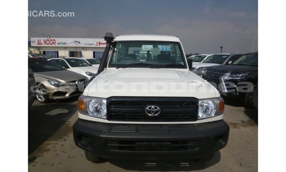 Acheter Import Voiture Toyota Land Cruiser Blanc à Import - Dubai, Iles Acheter Import Voiture Toyota Land Cruiser Blanc à Import - Dubai, Iles