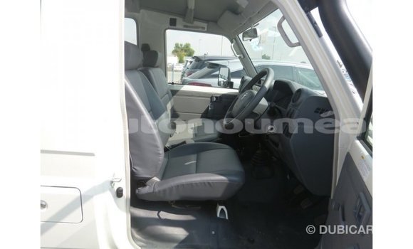 Acheter Import Voiture Toyota Land Cruiser Blanc à Import - Dubai, Iles Acheter Import Voiture Toyota Land Cruiser Blanc à Import - Dubai, Iles