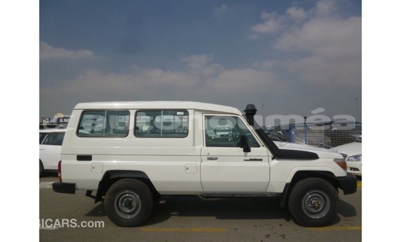Acheter Import Voiture Toyota Land Cruiser Blanc à Import - Dubai, Iles Acheter Import Voiture Toyota Land Cruiser Blanc à Import - Dubai, Iles